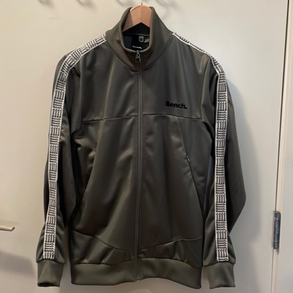 Like New men’s Bench Men’s Grey Zip up Size S running sweater stylish run walk